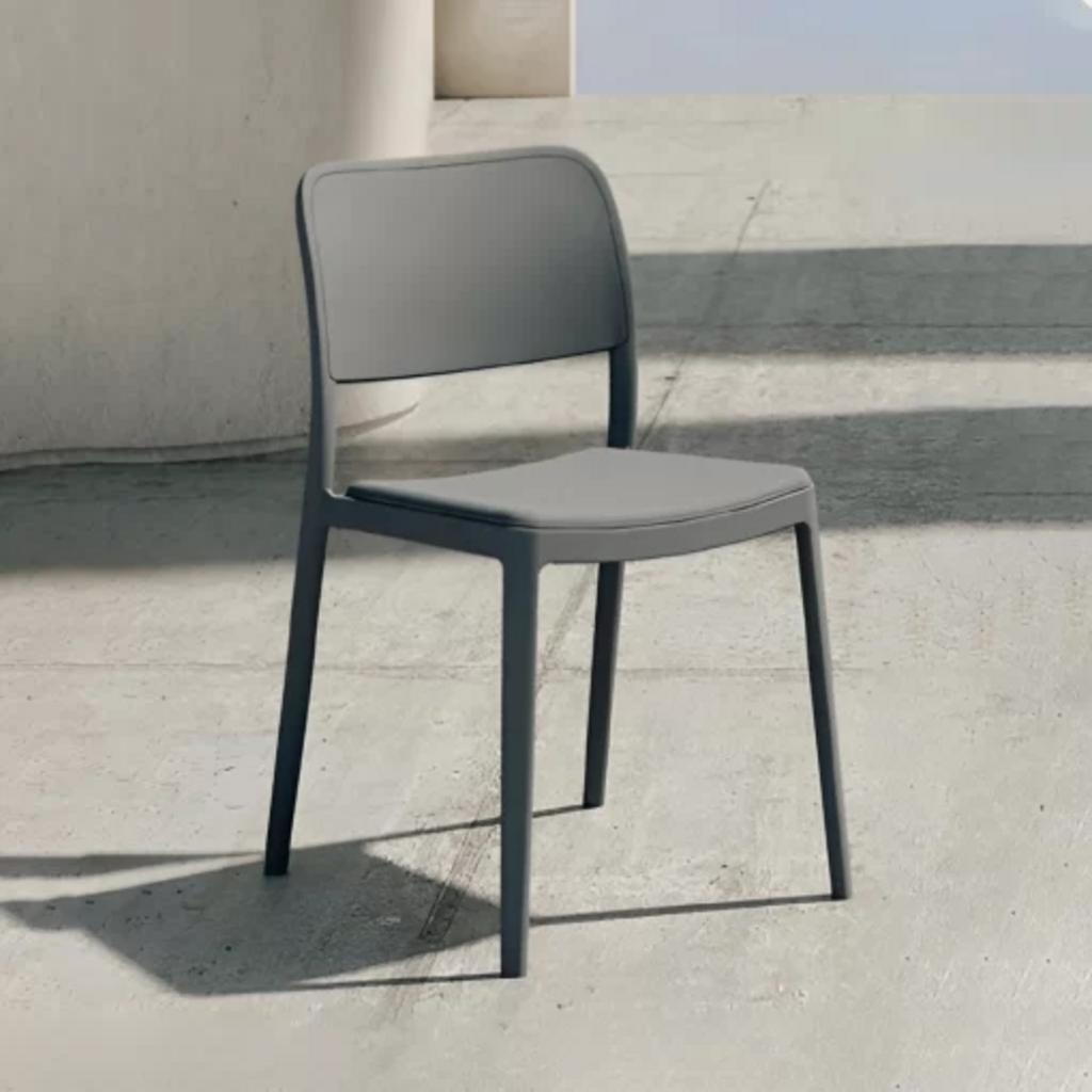 Thiết kế thanh lịch phù hợp nhiều không gian.