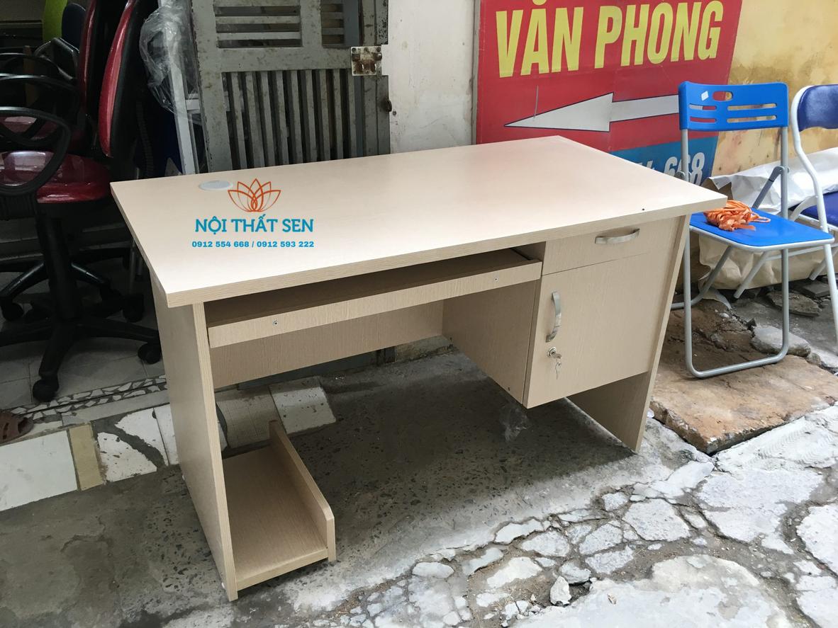 Khoảnh khắc nhân viên Siêu Thị Đại Việt tận tâm hỗ trợ khách hàng mua bàn văn phòng.