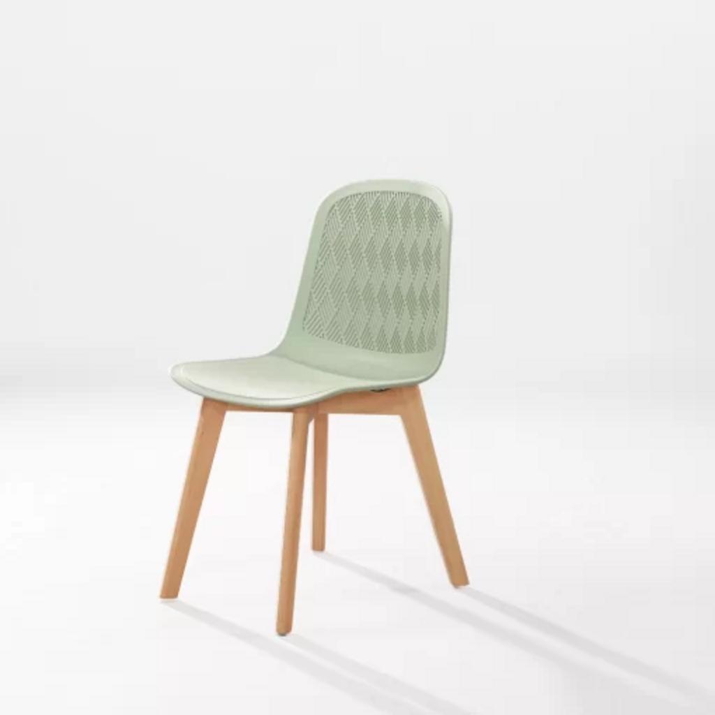 Hình ảnh siêu thị Đại Việt hoặc nhân viên tư vấn thân thiện, thể hiện uy tín và dịch vụ chuyên nghiệp khi mua Ghế 3003B.