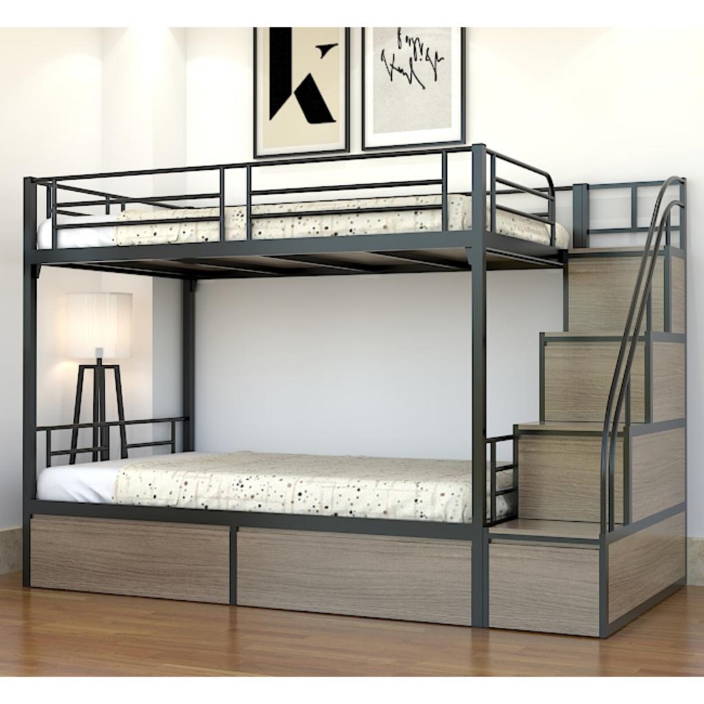 Hình ảnh nhân viên thân thiện tại Siêu Thị Đại Việt tư vấn khách hàng, tạo niềm tin và sự chuyên nghiệp.