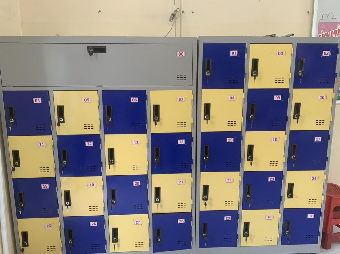 Ngăn để chiếu tiện lợi giúp phân loại tài liệu và vật dụng dễ dàng.