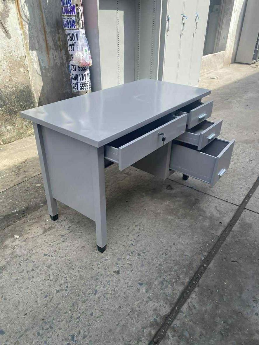Hình ảnh ngăn kéo bàn sắt văn phòng sắp xếp gọn gàng, tiện lợi cho công việc.