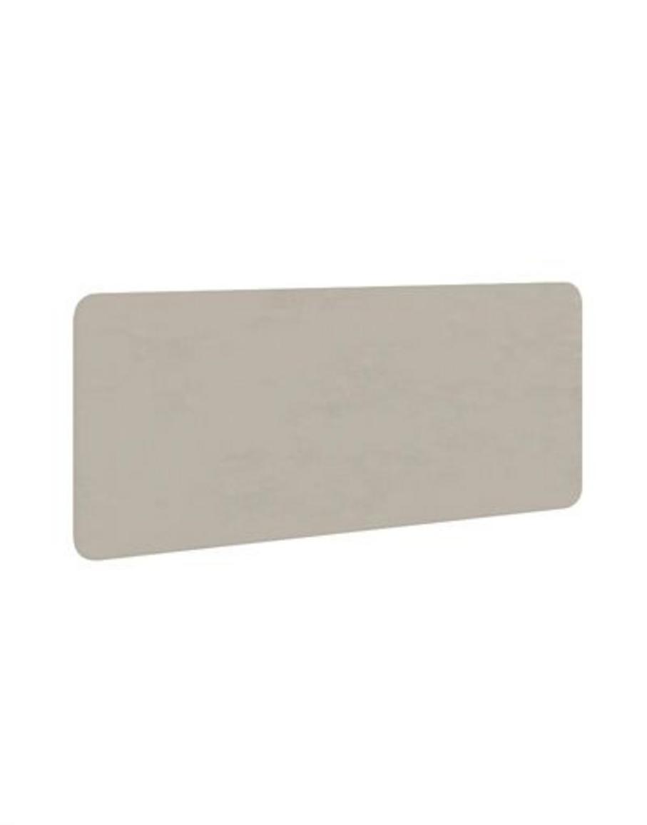 Hình ảnh minh họa việc lắp đặt Vách ngăn VN10 với ke U và ke L trên các bàn làm việc.