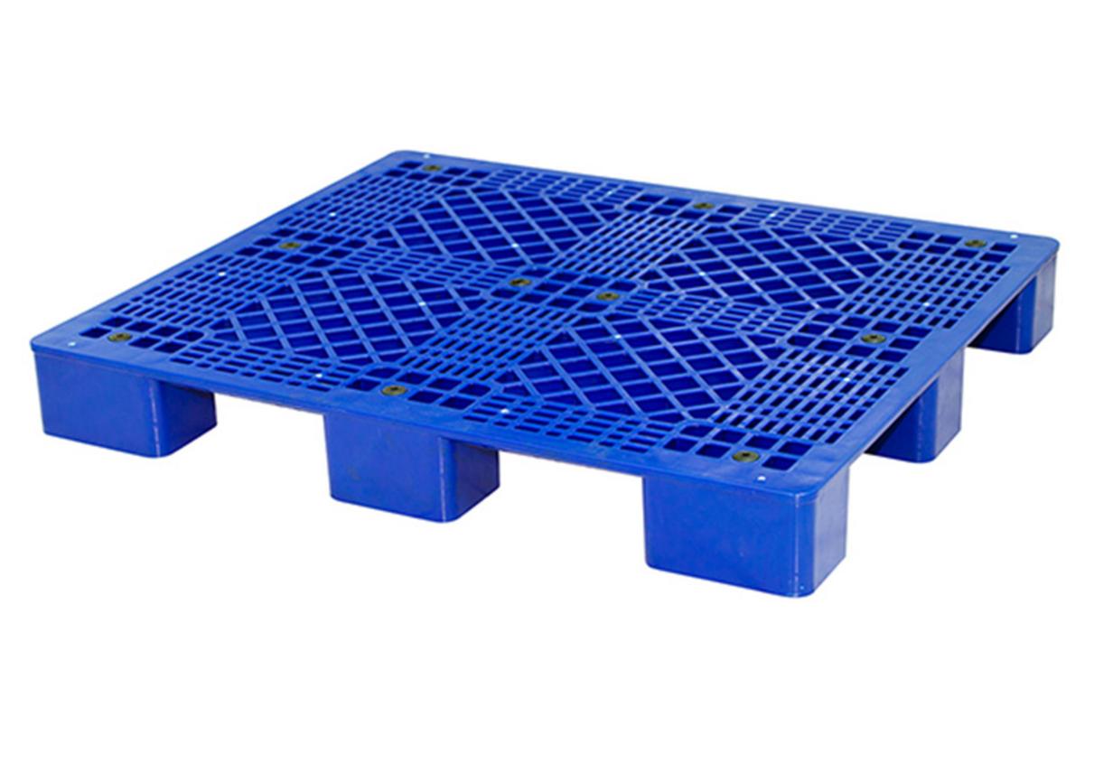 Pallet 496C — Liền khối, HDPE chính phẩm, thiết kế chống trượt cho kho thực phẩm.
