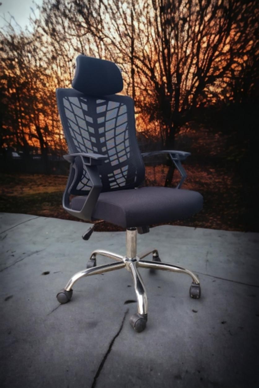 Piston khí nén mạ chrome giữ cho ghế vận hành nhẹ nhàng và bền bỉ.