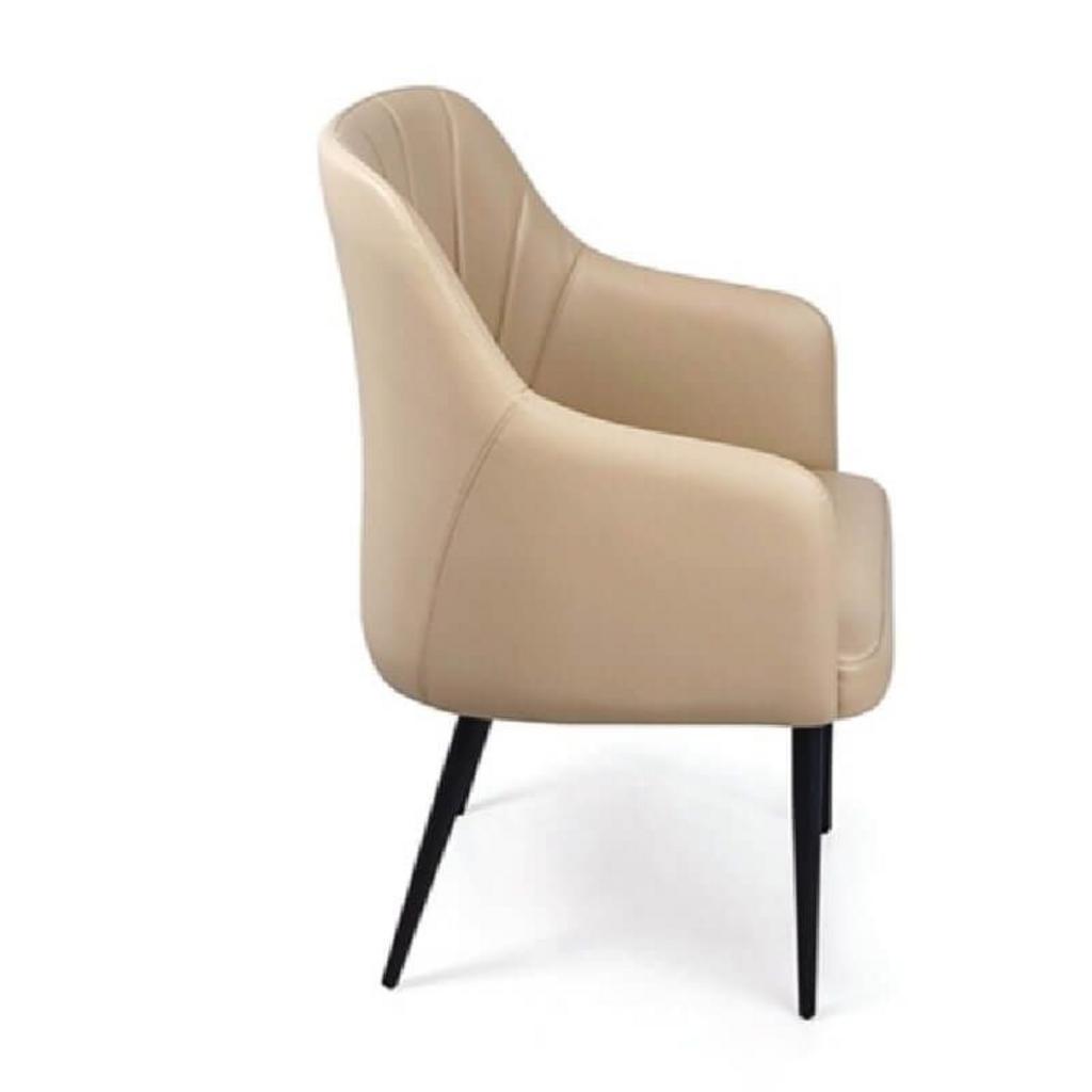 Cốt gỗ plywood dày bên trong đệm ghế mang lại sự chắc chắn và êm ái.