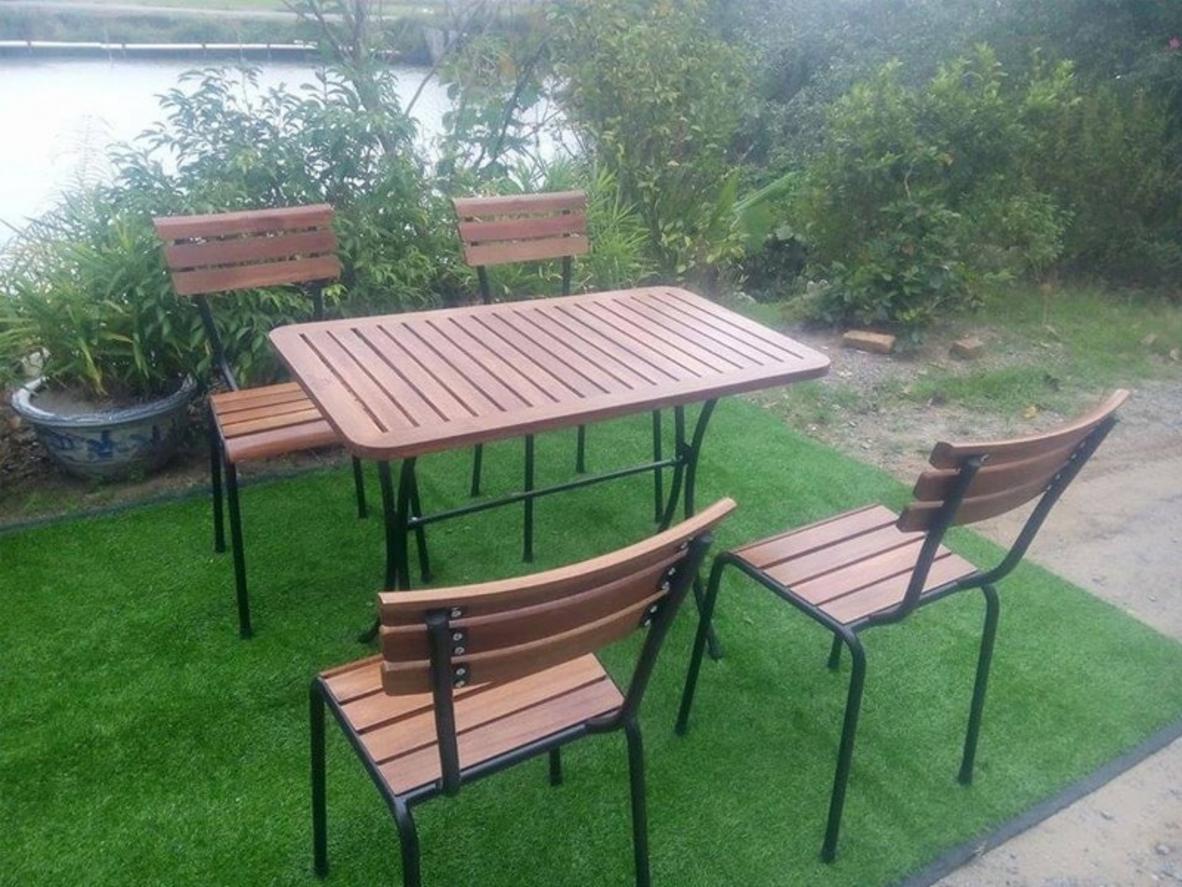 Mặt bàn tròn đường kính 64cm giúp tận dụng không gian hiệu quả, phù hợp cho quán cafe và sân vườn.