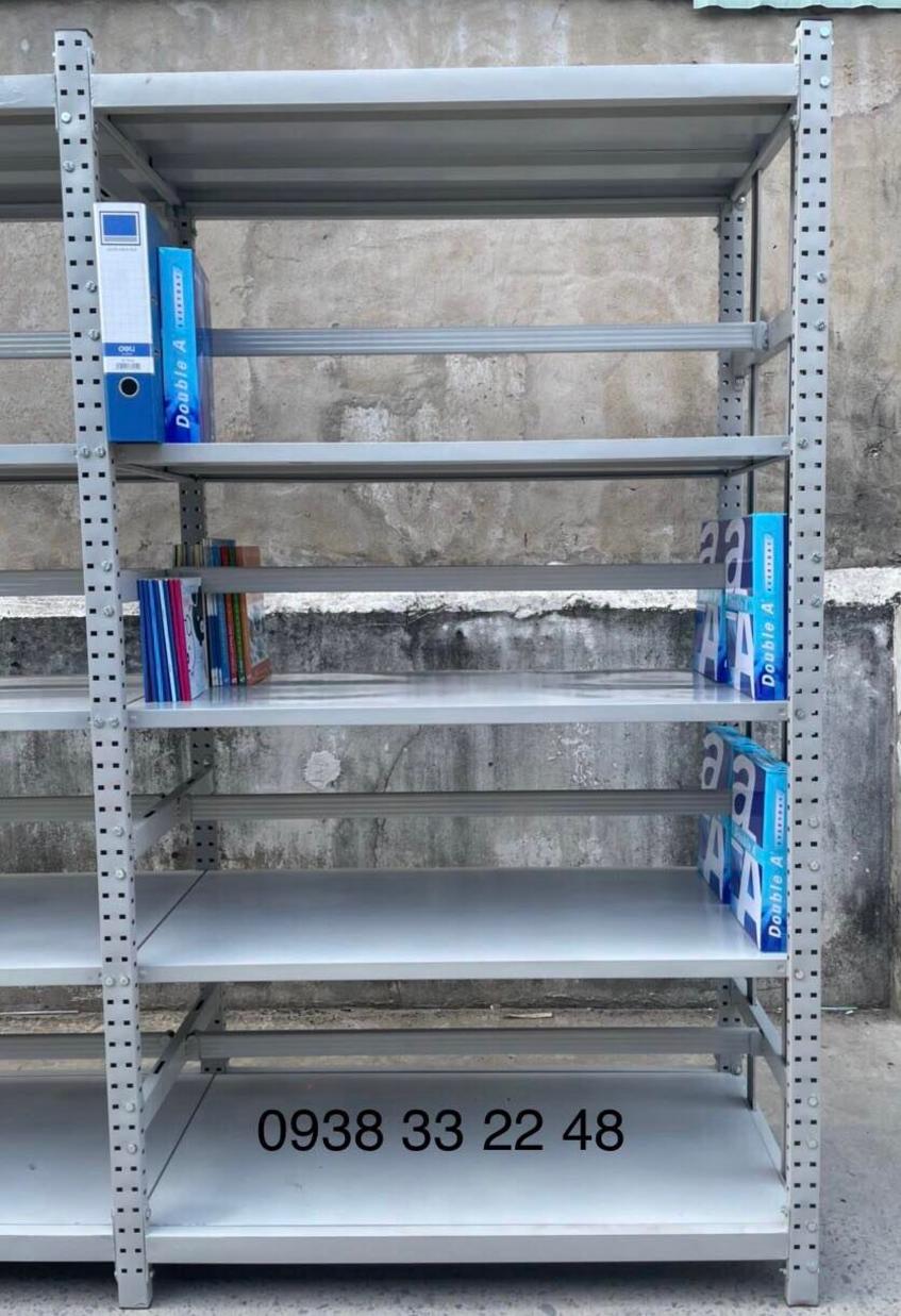 Lớp sơn tĩnh điện cao cấp giúp chống gỉ và bền màu cho kệ.