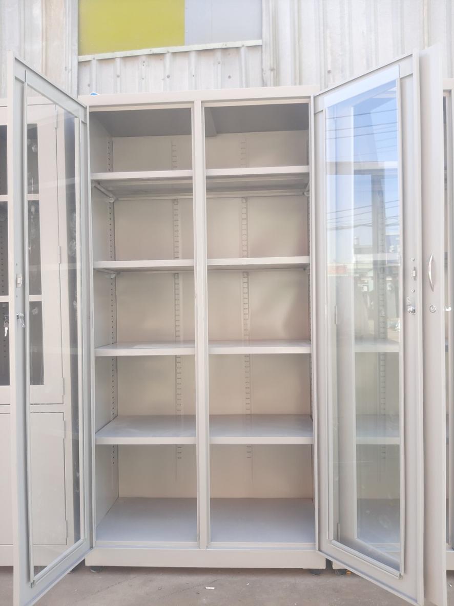 Bề mặt sắt được sơn tĩnh điện chống mài mòn giúp bảo vệ và tăng tuổi thọ tủ.