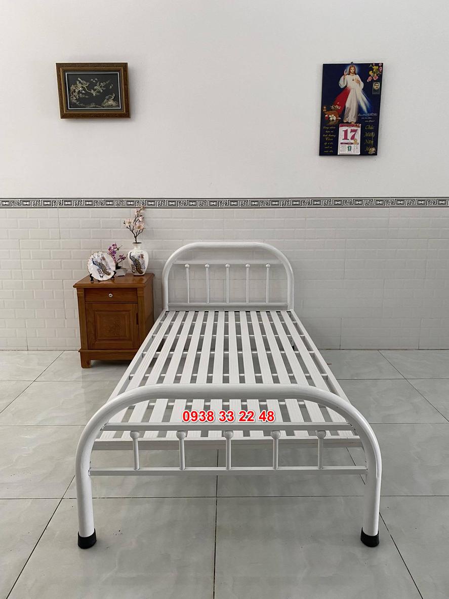 Hình ảnh chi tiết lớp sơn tĩnh điện chống gỉ giúp bảo vệ bề mặt giường khỏi ăn mòn.