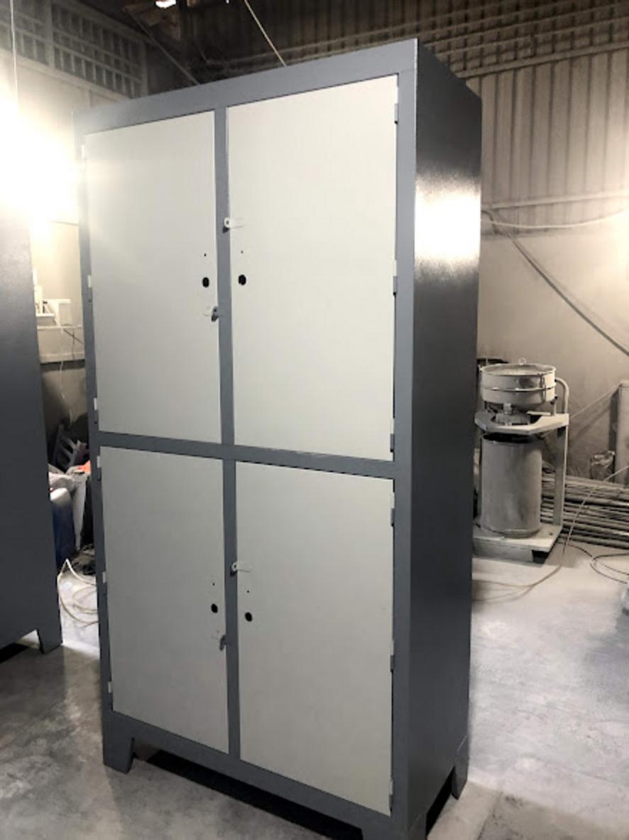 Sơn tĩnh điện màu ghi xám chống gỉ và giữ bề mặt tủ luôn mới.