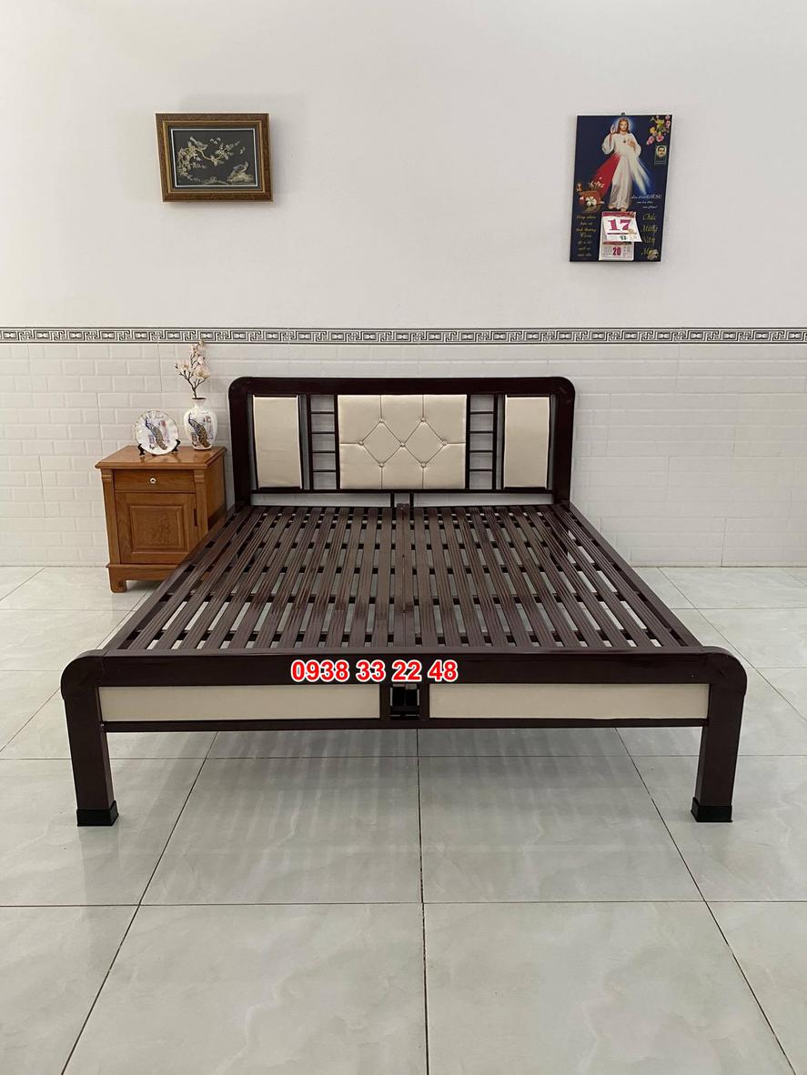 Hình ảnh lớp sơn tĩnh điện trên giường sắt thể hiện khả năng chống rỉ sét.