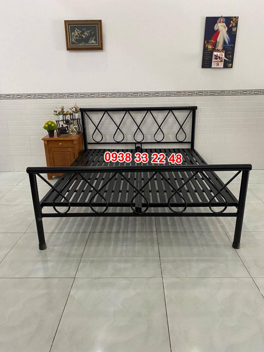 Lớp sơn tĩnh điện chống rỉ sét phủ đều khung giường, bảo vệ bền lâu.