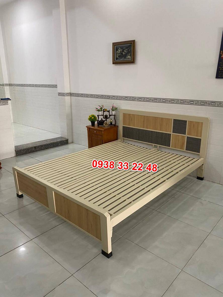 Sơn tĩnh điện màu nâu giả gỗ giúp giường giữ được vẻ đẹp bền lâu và chống gỉ hiệu quả.