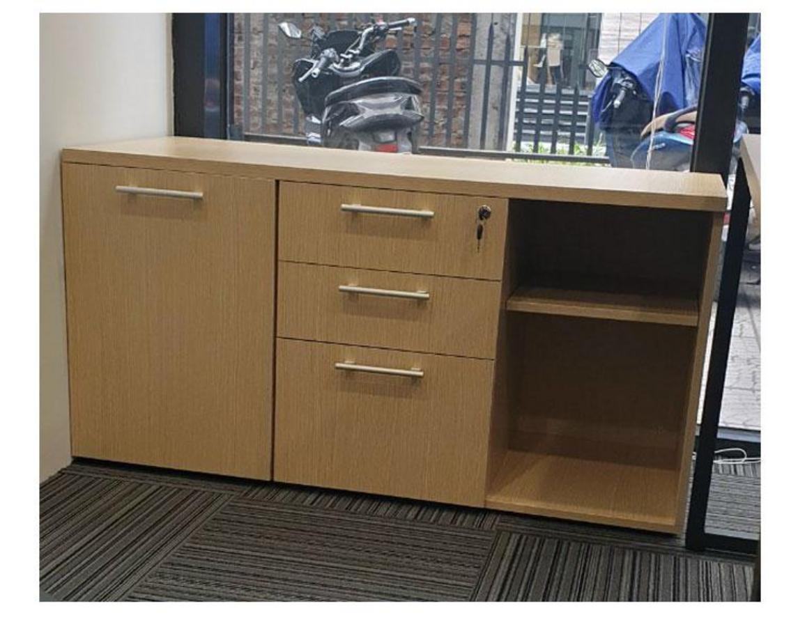 Tay nắm inox của tủ TG06-1 chống han gỉ, bền bỉ theo thời gian.