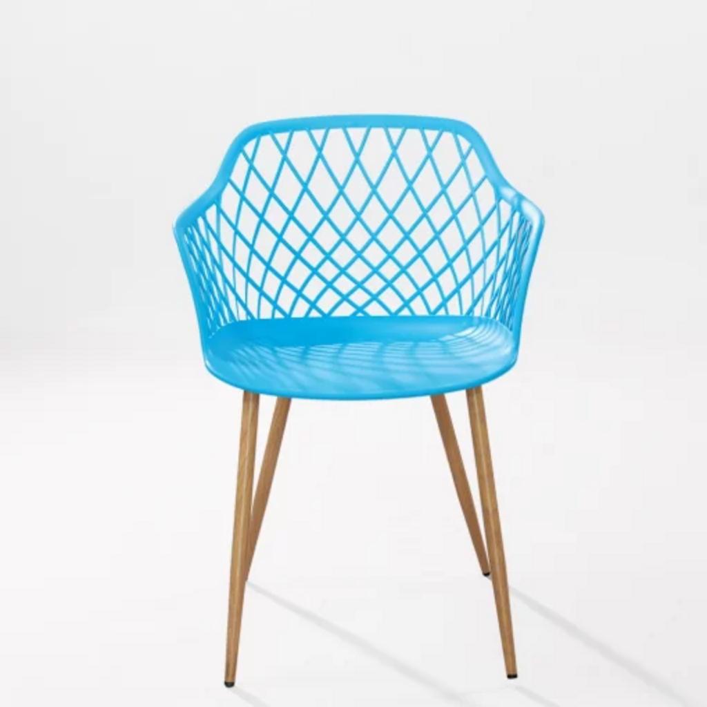 Phần chân sắt giả gỗ của Ghế 3014 nổi bật về chất lượng và thẩm mỹ.