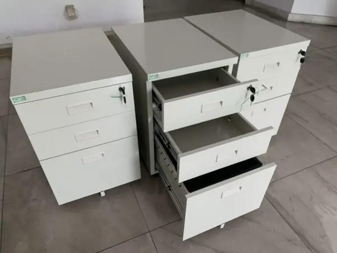 Hộc sắt HS03 với 3 ngăn kéo có khóa an toàn tích hợp.