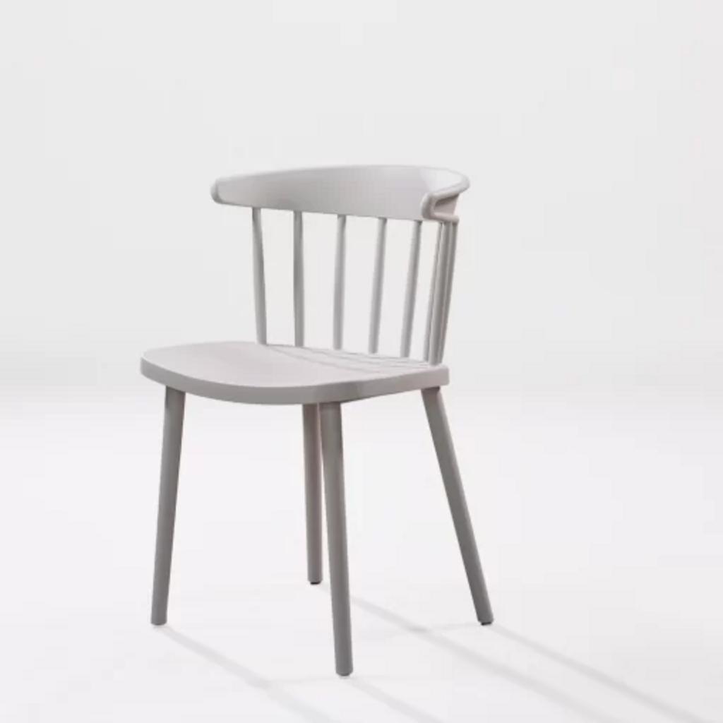 Kiểu dáng thiết kế Ý của Ghế 3004 ôm sát, tạo sự thoải mái từ thiết kế.