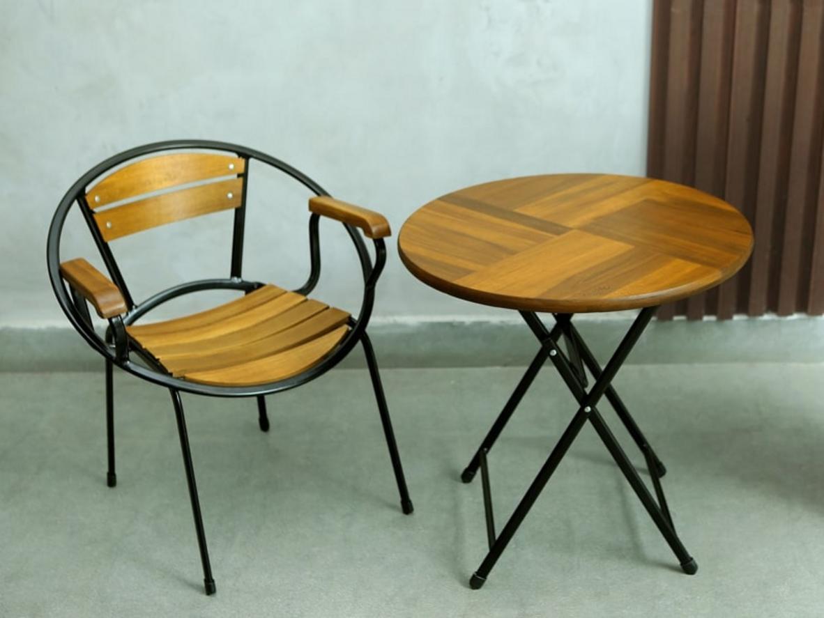 Bàn Fansipan Moon 01 với khả năng chống nước và chống tia UV hiệu quả.