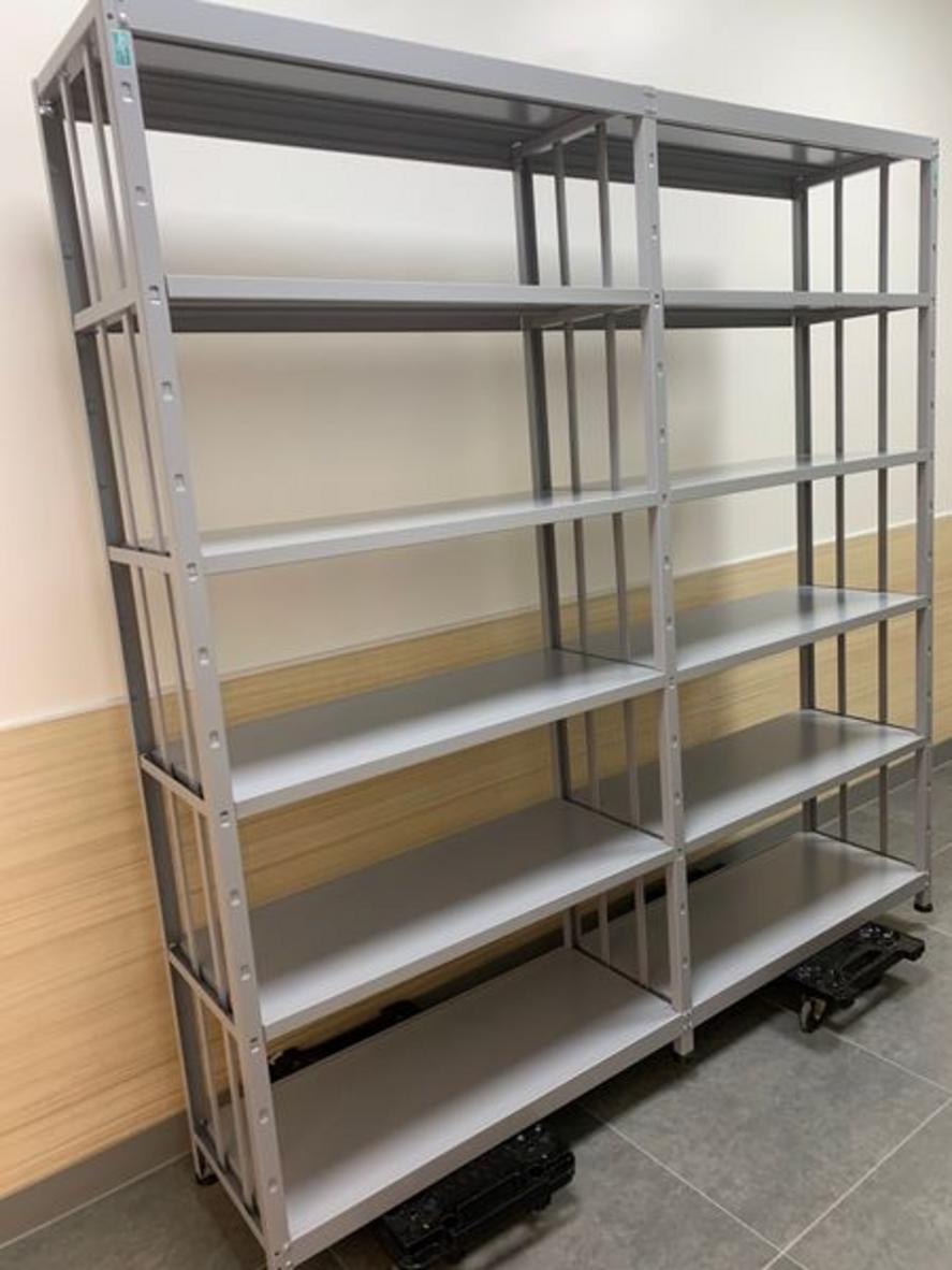 Mỗi đợt giá sách chịu tải lên đến 30kg, bảo đảm an toàn và độ bền lâu dài.