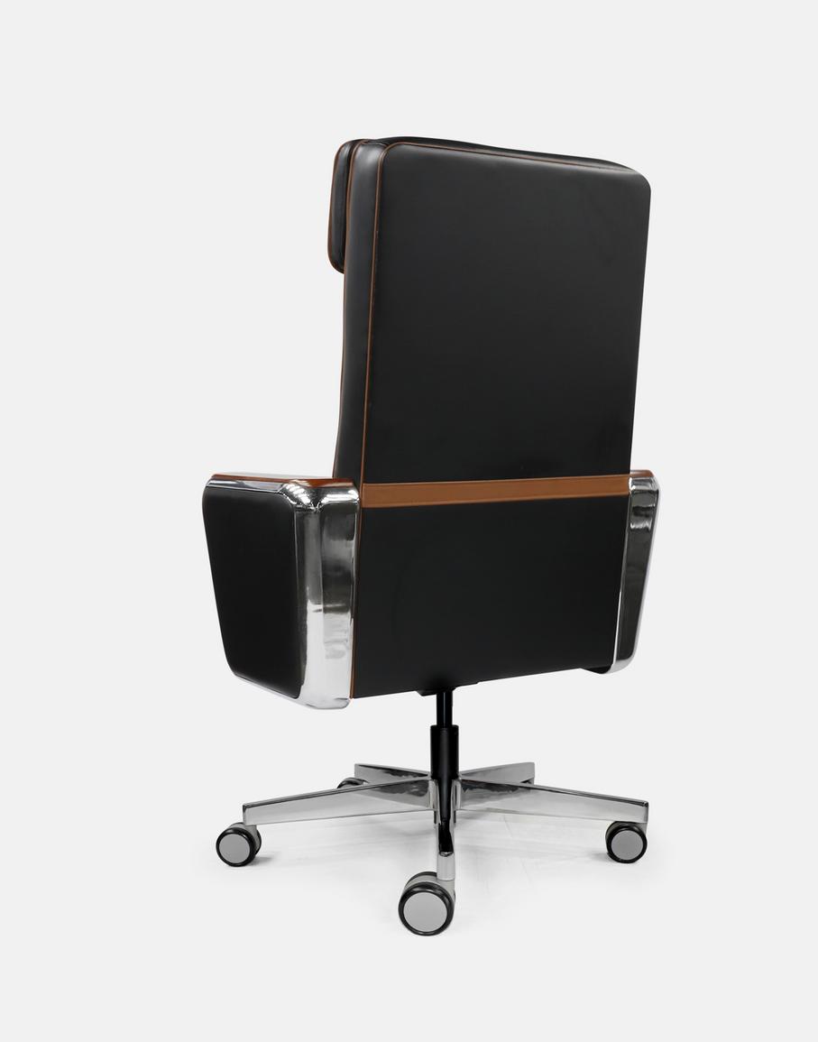 Tay ghế nhôm đúc ốp gỗ — điểm nhấn sang trọng cho phòng giám đốc.