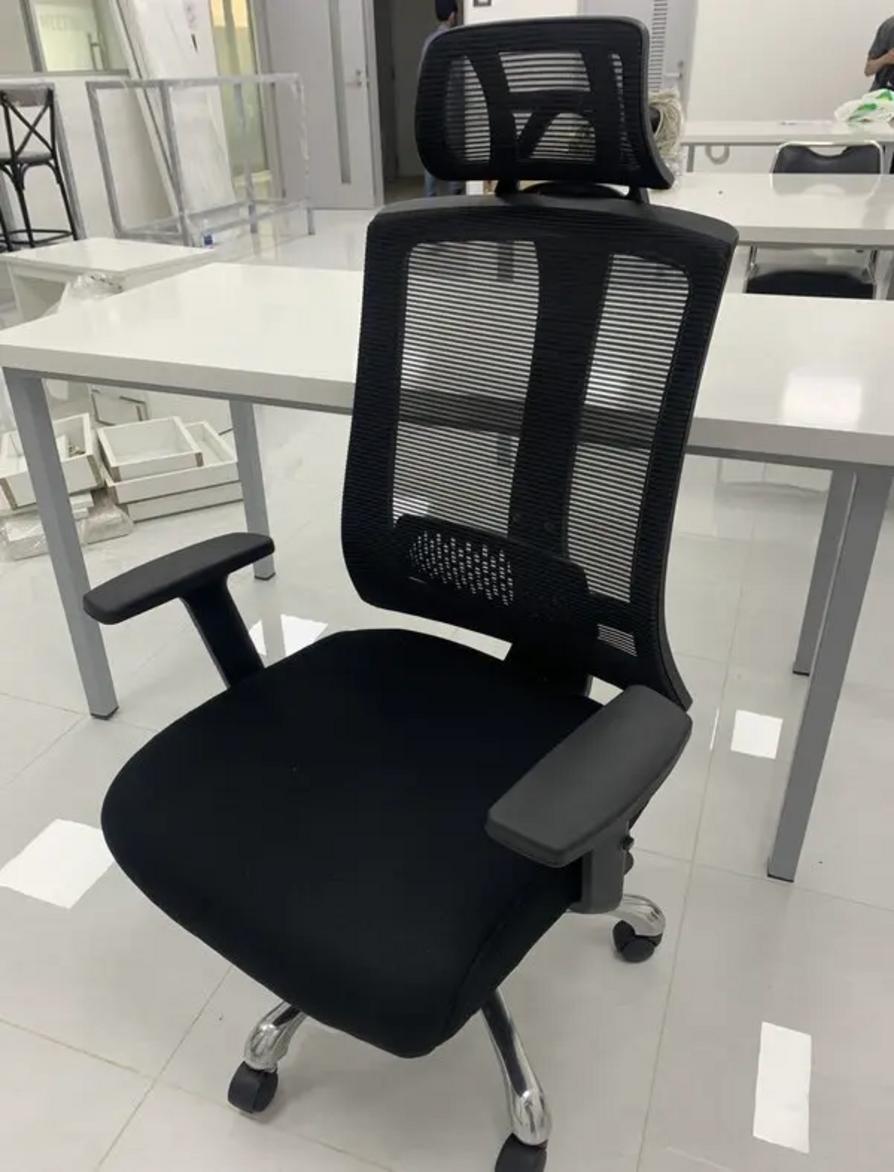 Tay ghế nhựa PP chữ T cố định, mang lại sự tiện lợi và phong cách hiện đại.