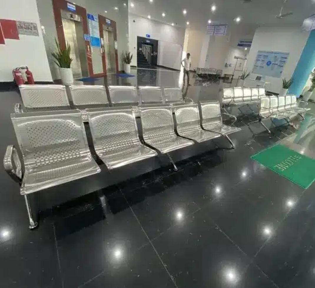 Ảnh cận cảnh tay ghế thép mạ sáng bóng của Ghế băng chờ DPY19.