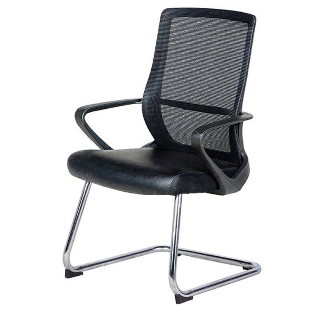 Tay ghế bằng gỗ tự nhiên được hoàn thiện tinh tế, mang lại sự sang trọng cho không gian làm việc.