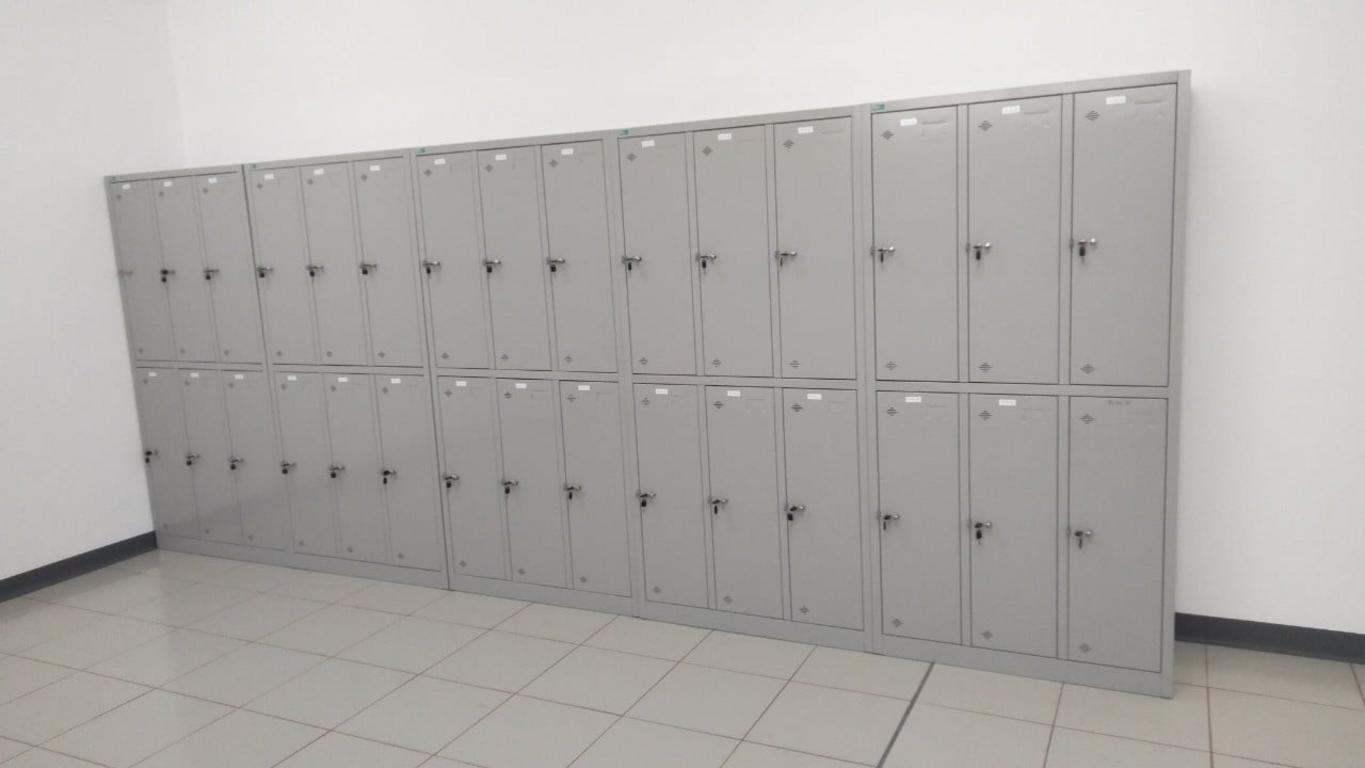 Tủ có thanh suốt treo áo và đợt di động điều chỉnh chiều cao linh hoạt.