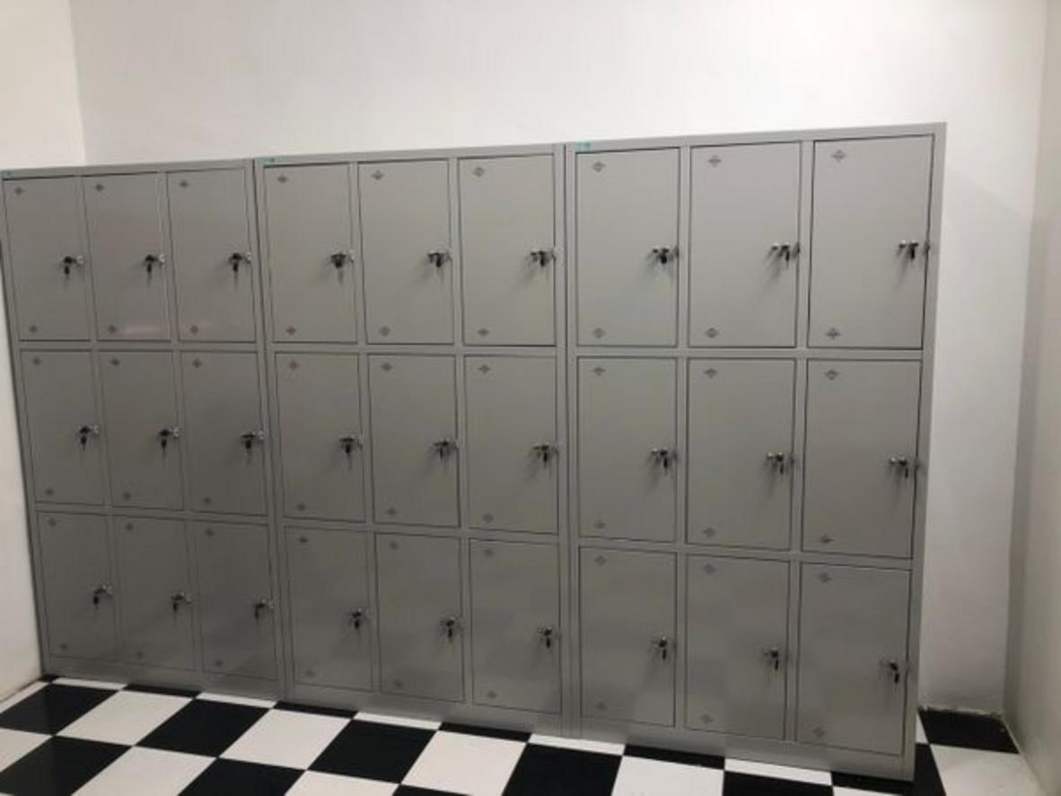 Bề mặt thép sơn tĩnh điện chống gỉ, bảo vệ tủ khỏi hiện tượng oxy hóa và giữ màu sắc tươi mới.