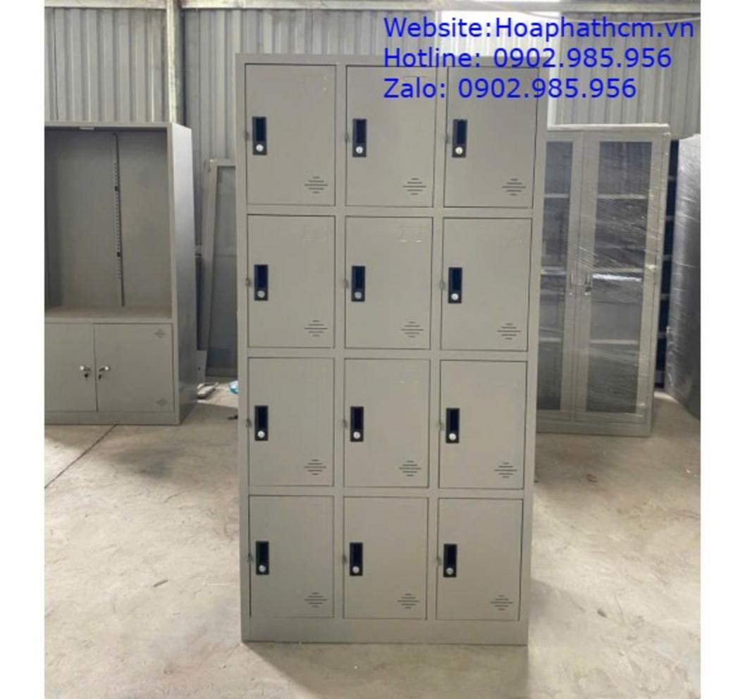 Tủ locker với 12 ngăn và ngăn kệ ghép trên, đáp ứng nhu cầu lưu trữ đa dạng và hiệu quả.