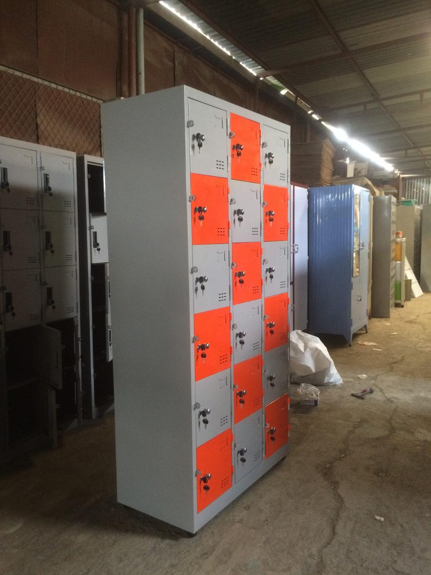 Tủ locker với 18 ngăn riêng biệt có khóa locker an toàn.