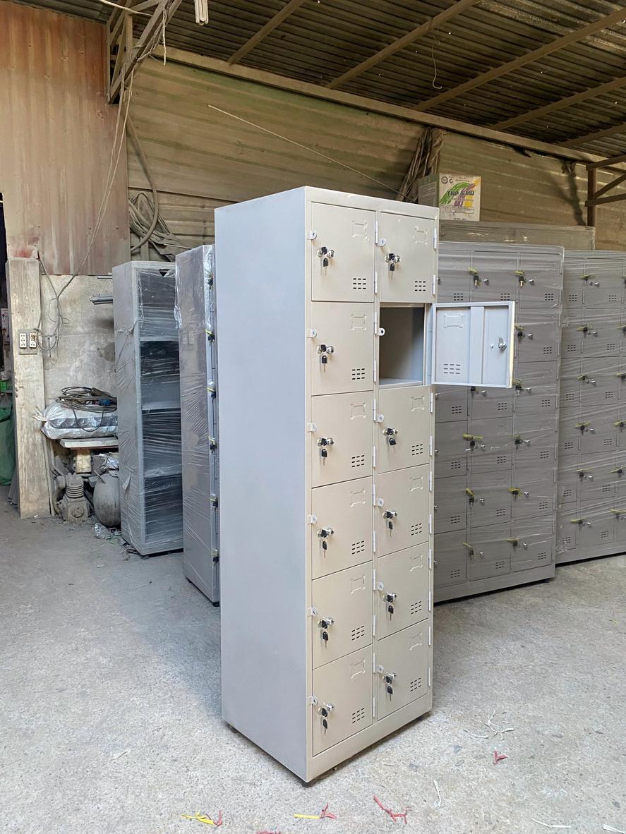 Thiết kế 2 khoang 12 ngăn giúp phân chia và bảo vệ đồ dùng cá nhân hiệu quả.