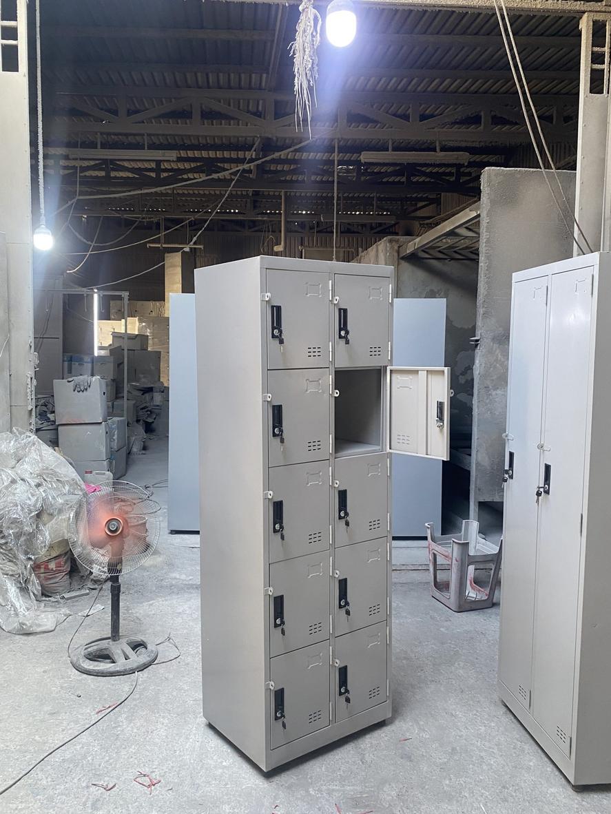Thiết kế 2 khoang, mỗi khoang 5 ngăn có khóa locker và tai khóa móc đảm bảo an toàn.