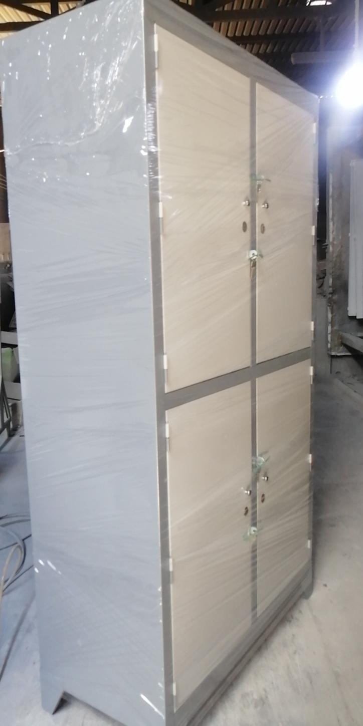 Mỗi cánh chia 2 ngăn và có khóa riêng — dễ quản lý, an toàn cho từng cá nhân.