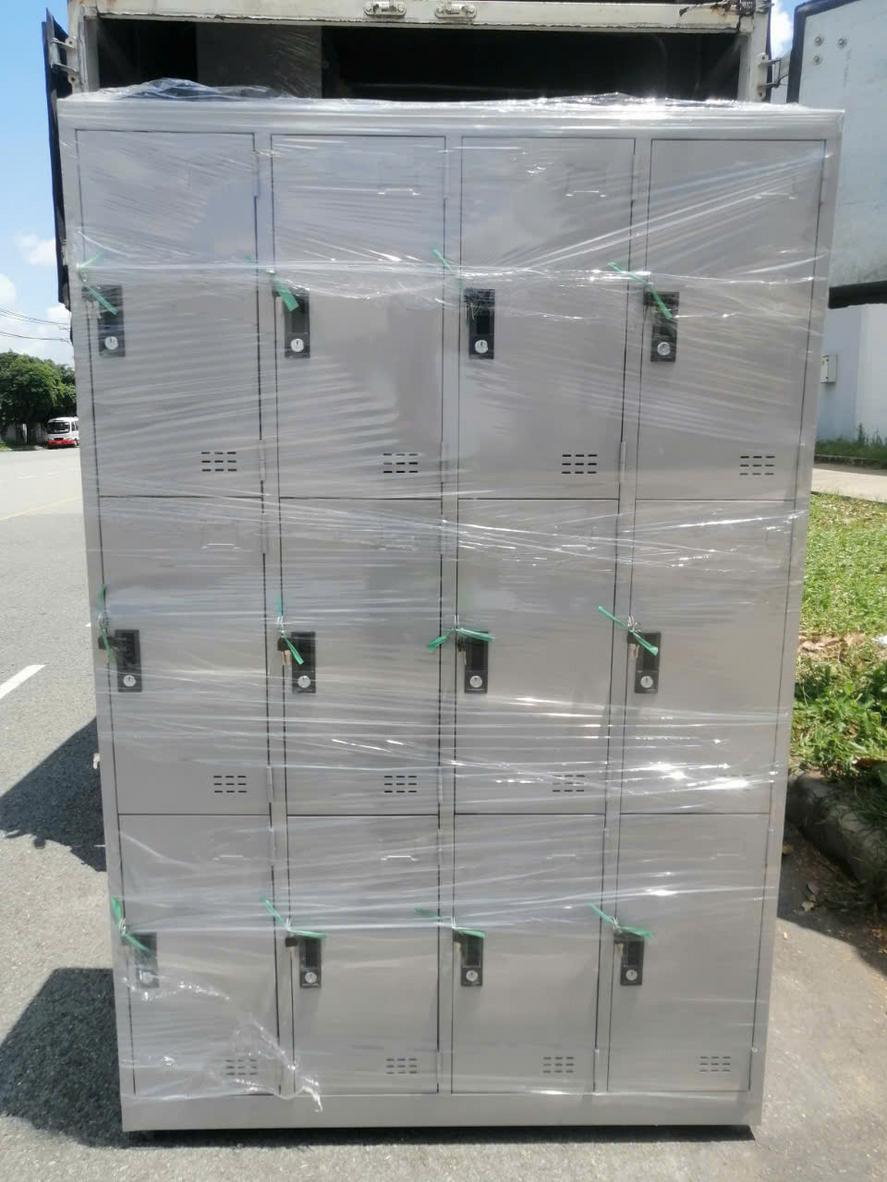 Mặt trong tủ locker với thiết kế nhiều khoang ngăn, tối đa công năng lưu trữ.