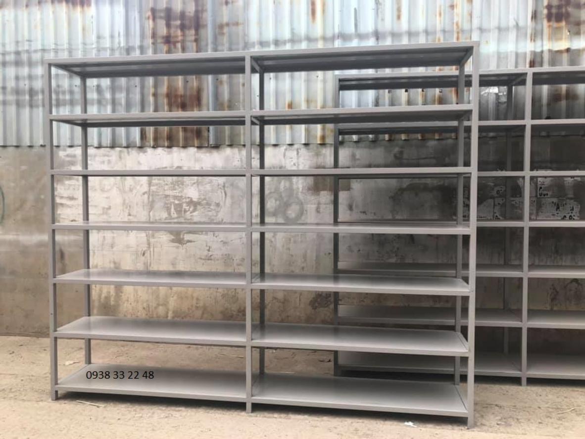 Kệ sắt đựng hồ sơ với 6 tầng rộng rãi, giúp sắp xếp hồ sơ một cách khoa học.