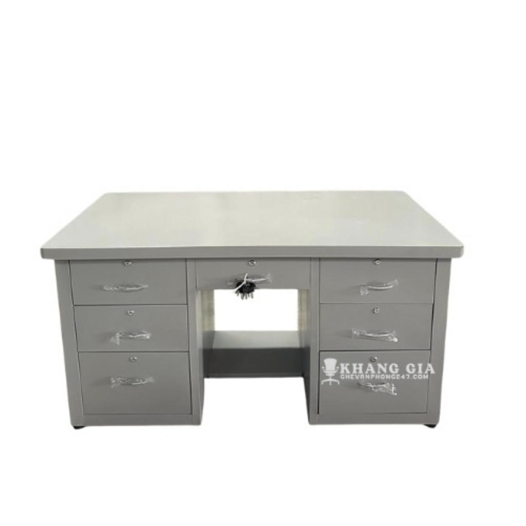 Hình ảnh thiết kế 7 hộc kéo của bàn giúp lưu trữ tiện lợi.