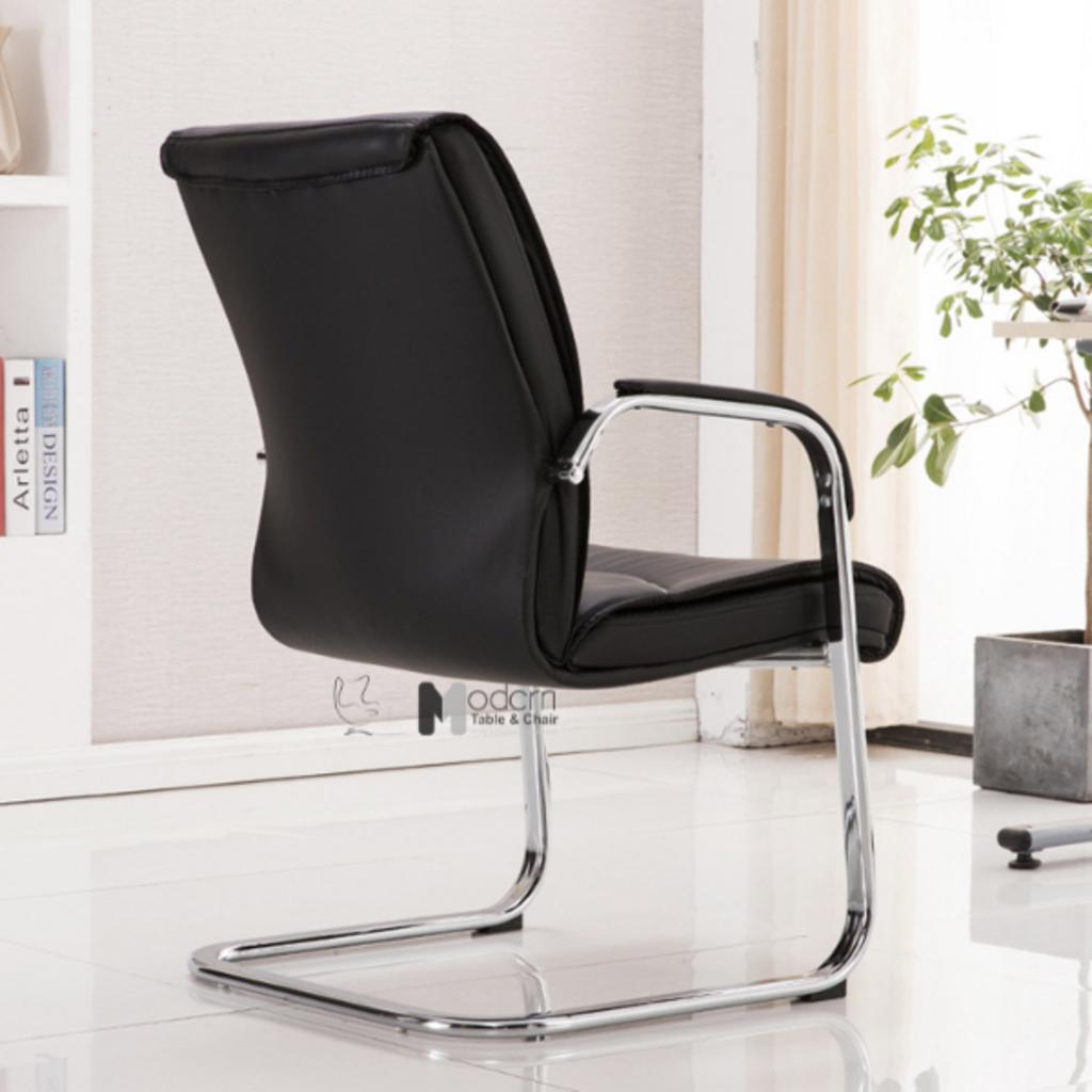 Hình ảnh ghế văn phòng với thiết kế chân quỳ liền tay sang trọng và chắc chắn.