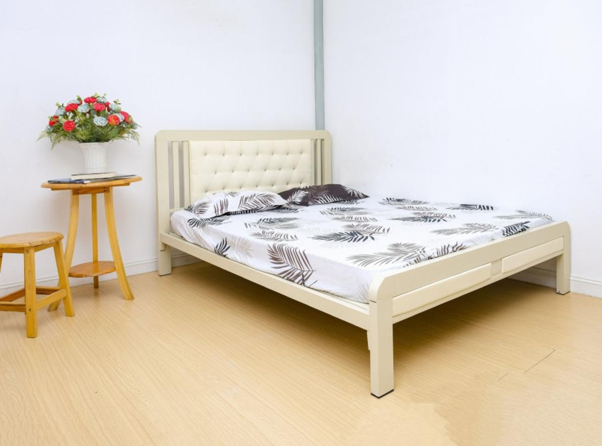 Hình ảnh thể hiện thiết kế dễ tháo lắp của giường sắt đơn màu vàng thau.