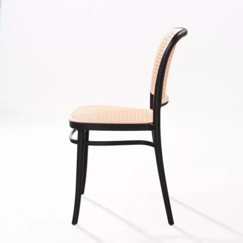 Ghế 3042 với thiết kế giả mây thông thoáng, giúp người ngồi luôn dễ chịu.