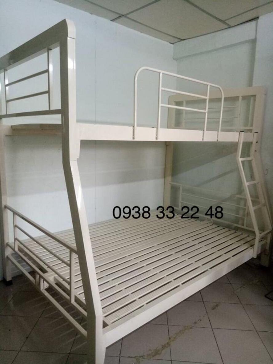 Giường sắt 2 tầng lệch với thiết kế thông minh giúp tiết kiệm diện tích tối ưu.