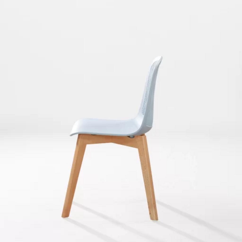 Hình ảnh góc nghiêng cho thấy thiết kế lưng bo cong giúp nâng đỡ và thoải mái khi ngồi.