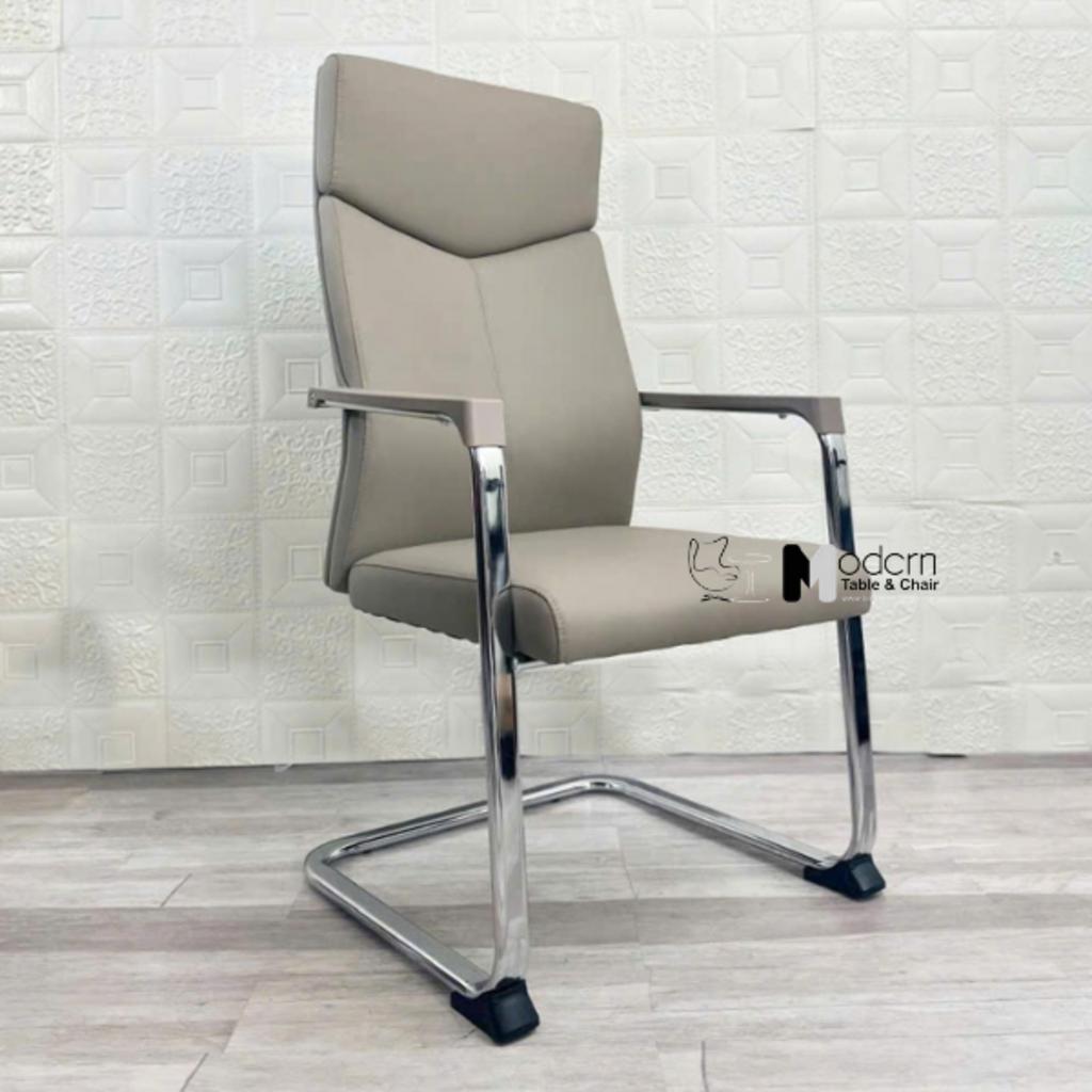 Lưng ghế cong giúp hỗ trợ cột sống, mang lại tư thế ngồi khoa học.