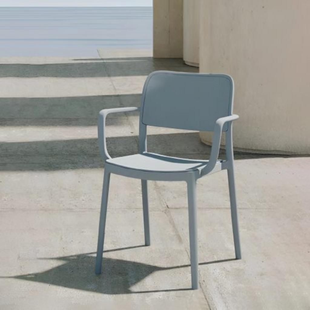 Thiết kế lưng ghế liền và mặt ngồi bo cong mang lại sự thoải mái vượt trội.