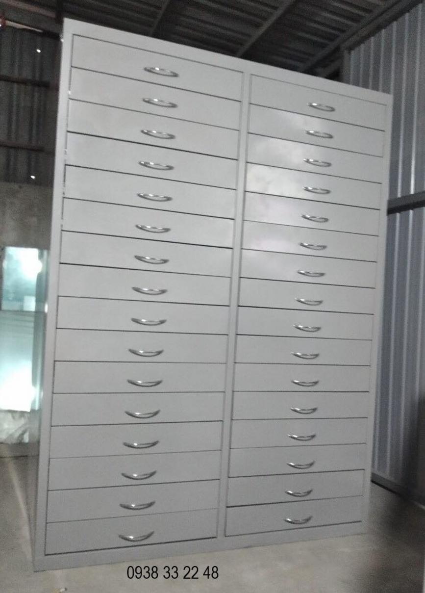 Sơn tĩnh điện màu ghi xám và chân cao su cho vẻ ngoài chuyên nghiệp, bền bỉ.