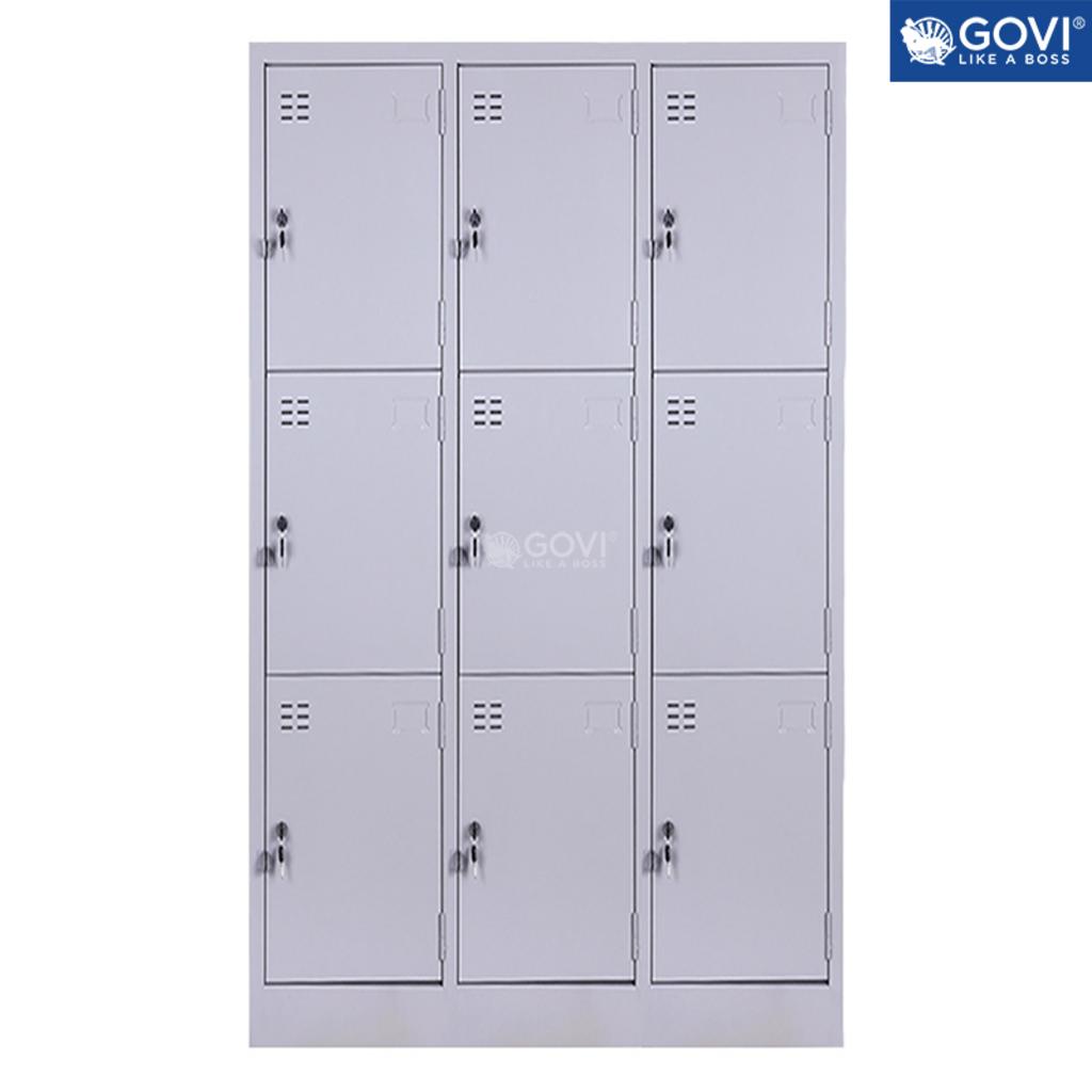 Mỗi cánh có bảng tên và lỗ thông gió — sắp xếp gọn, giữ đồ khô thoáng.