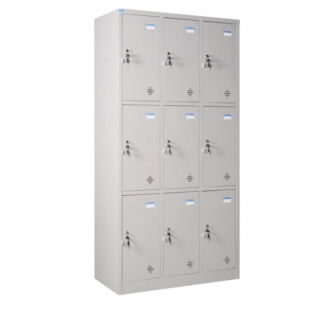 Bảng tên và lỗ thông gió trên mỗi cửa giúp quản lý và thông thoáng.