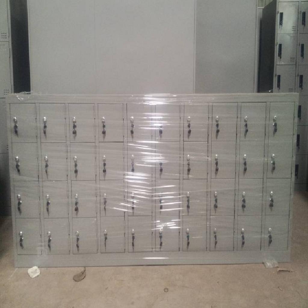 Tủ đặt trong phòng nghỉ/ hành lang, minh họa sự gọn gàng và công suất 40 ngăn.