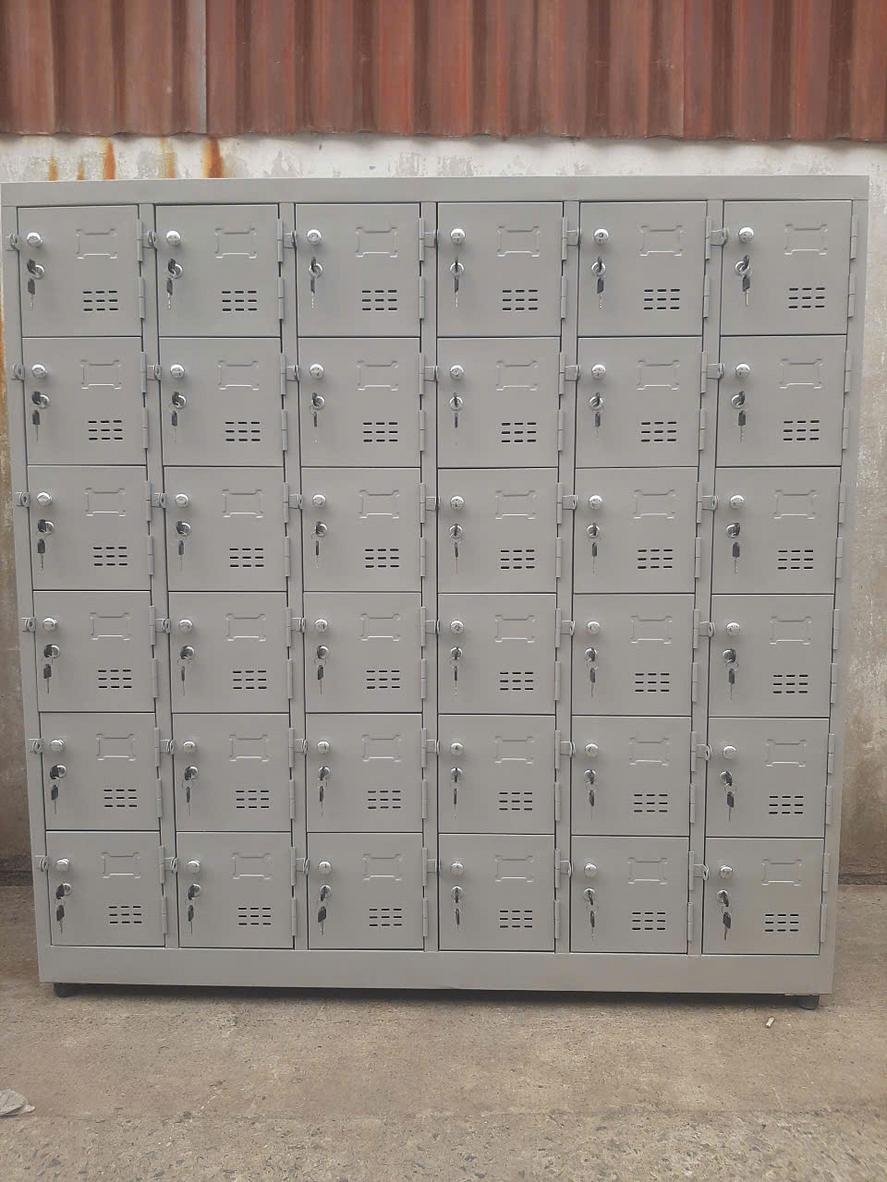 Thiết kế 36 ô giúp tối ưu không gian lưu trữ trong phòng thay đồ và văn phòng.